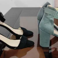 دو جفت کفش پاشنه دار بفروش میرسد