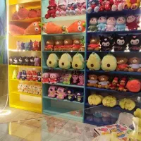 فروشنده خانم یا آقا در اسباب بازی