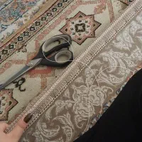 محافظ ریشه فرش توسط خانوم در منزل شما