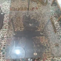 یک میز،بزرگ وچهارعددکوچک