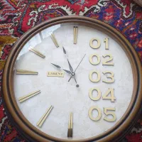 ساعت دیواری نو نو اصلا استفاده نشده و بدون صداس