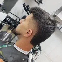 یک نفر. استادکار ماهر آرایشگر مردانه