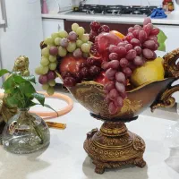 یک عدد میوه‌خوری به همراه میوه‌های مصنوعیش