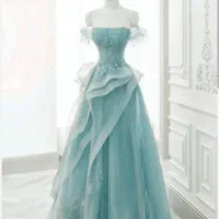 فروشنده خانم لباس مجلسی(مفتح شمالی)