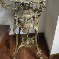 میوه خوری کنار سالنی