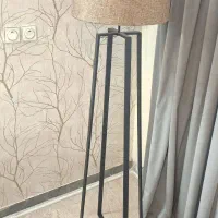آباژور ایستاده