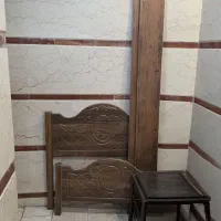 تخت چوبی یکنفره کاملا سالم بدون کفی همراه تشک فنری