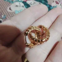 یه جفت گوشواره  رنگ ثابت به فروش می‌رسد