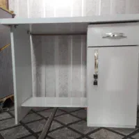 میز تحریر یک کشو و یک در که دو طبقه