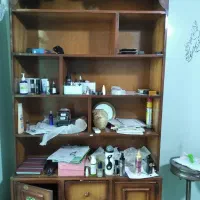 یک عدد کتابخانه و یک عدد کمد ویترینی