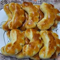 پیراشکی مرغ ،  کیک خانگی و سالادالویه