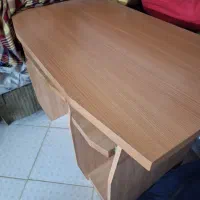 میز کامپیوتر با بدنه بدون ضربه و سالم