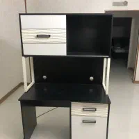 میز تحریر و کامپیوتر