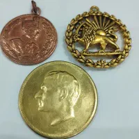 سکه مدال و سنجاق سینه