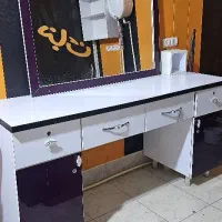 آیینه و کنسول آرایشگاه با صندلی