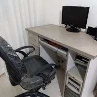 کامپیوتر ،میز ، صندلی