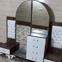 میز آرایش‌ و دوتا پاتختی.