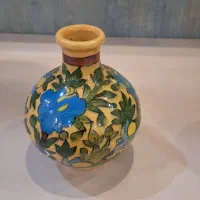گل مصنوعی و گلدان