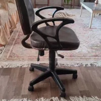 یک مبل دو نفره ویک عددصندلی چرخان وموکت واستند گل