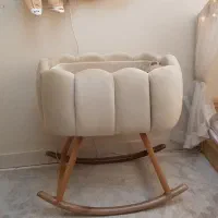 تخت کنار مادر گهواره ای چوبی