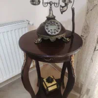 تلفن و میز کاملا سالم در حد نو