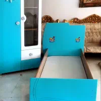 تخت همراه با کمد لباس و ویترین کاملا سالم
