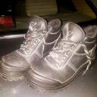 یک جفت کفش کار پنجه آهنی در حد نو فروشی