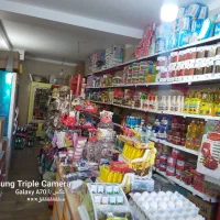 تعدادی قفسه دیواری و وسط مغازه