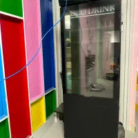 یخچال ایستاده کاملا نو و میز و صندلی کافه