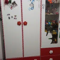 ویترین و کمد لباسی و دوتا تخت نوجوانی و کودک ومیز