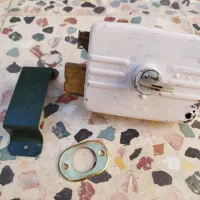 قفل در حیاط،چهار پایه،حباب لامپ