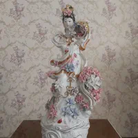 مجسمه دختر ژاپنی