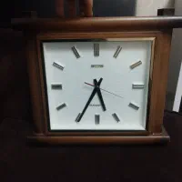 ساعت قدیمی چوبی