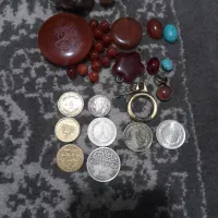 سکه قدیمی و تعدادی نگین انگشتر