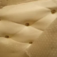 در چرمی عایق صدا