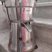 یک دستگاه اب میوه گیری