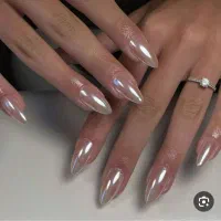 خدمات ناخون مانیکور و پدیکور در سالنی شیک و آرام