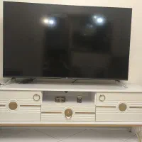 تلوزیون جی پلاس ۵۰ اینچ فور 4k و میز تلویزیون