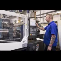 کارگر روزکار تزریق پلاستیک