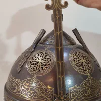 کلاه خود و تبر و مچ‌بند|کلکسیون اشیاء عتیقه|مشکین‌دشت, |دیوار