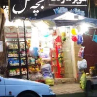 مغازه تجاری فعال بر خیابان اصلی