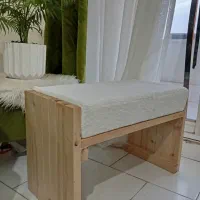 پاف و صندلی‌ چوبی مینیمال