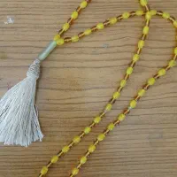 تسبیح شاه مقصود و فکرکنم کهربا باشه