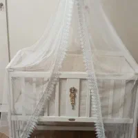 تخت نوزاد حالت گهواره ایی در حدنو