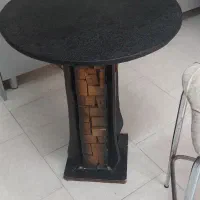 یک عدد میز،و یک عدد صندلی اپن آشپزخانهیک