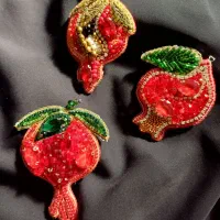 سنجاق سینه وتاج جواهردوزی شده|بدلیجات|قم, ولیعصر|دیوار