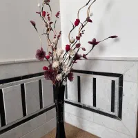 گلدان ایستاده چوبی به همراه ده شاخه گل لوکس