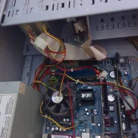 فروشنده و خریدار کامپیوتر و برد هارد کامپیوتر