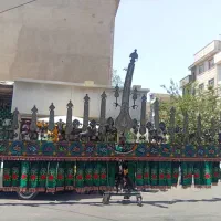 علامت ۲۱ با شال و کتیبه