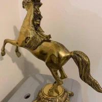 مجسمه اسب برنجی پایه دار